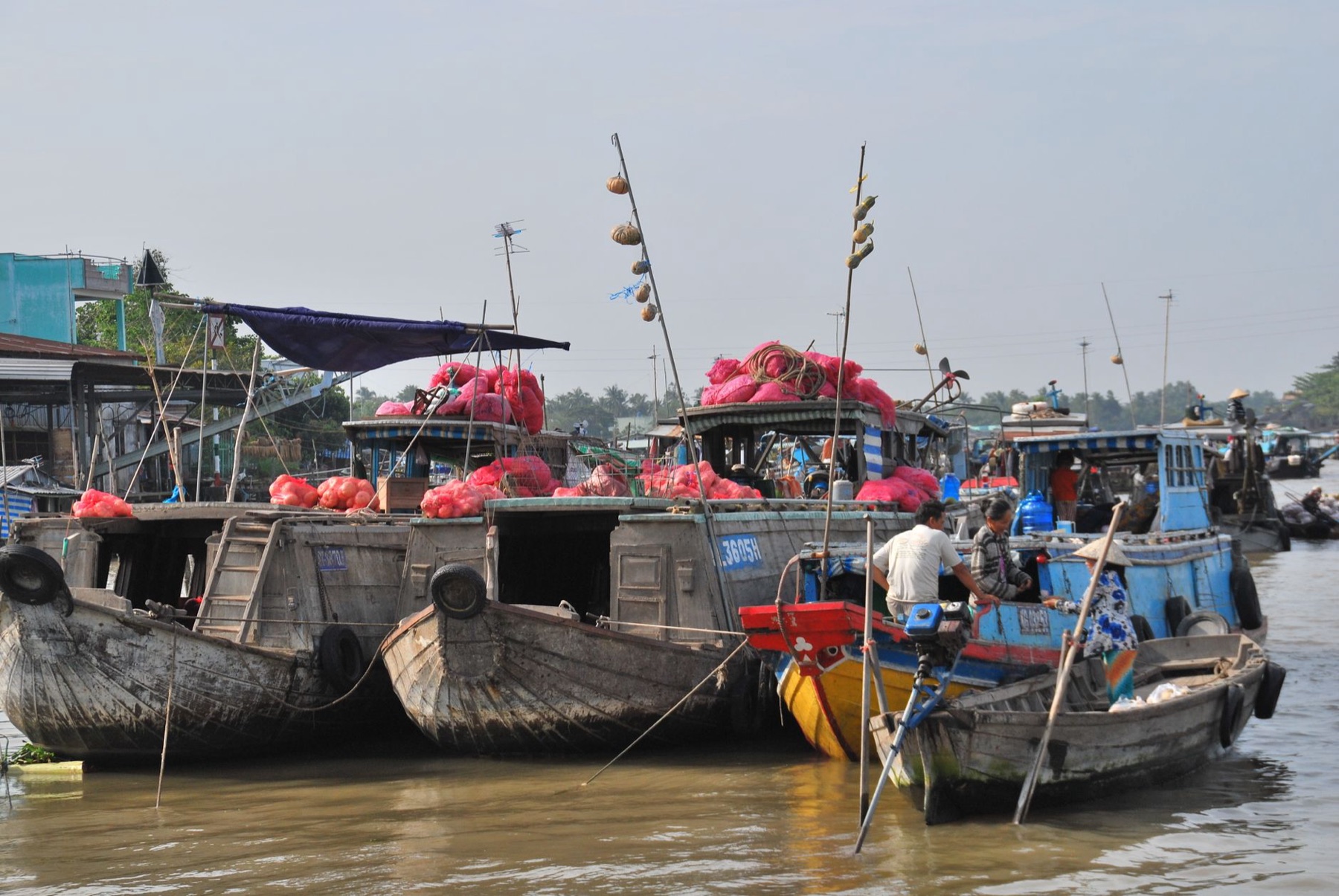 Can Tho Mekong — Vibrant scene of boats at a Mekong Delta floating market, featuring colorful goo
