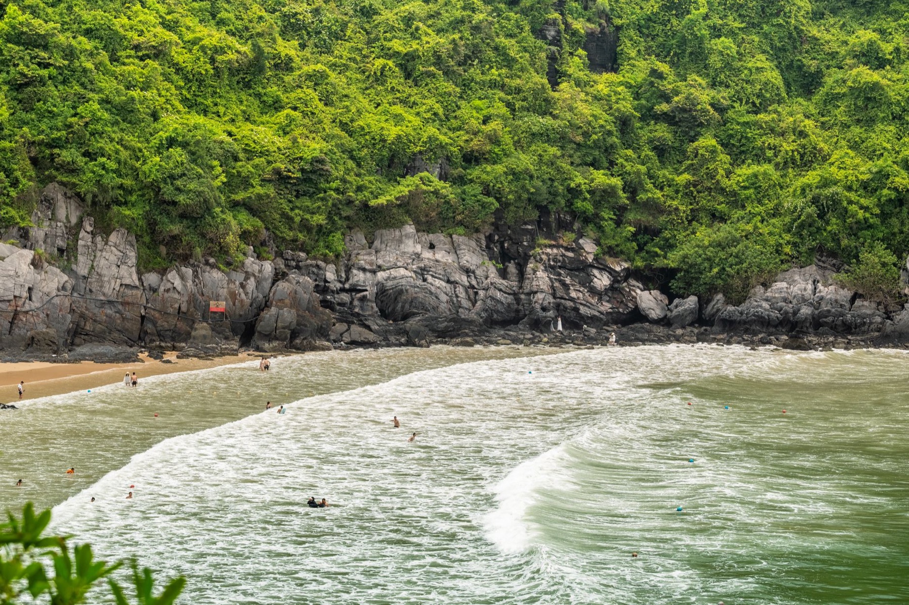 Cat Ba — Tropical beach with lush cliffs on Cat Ba Island in Vietnam, ideal for vacation.
