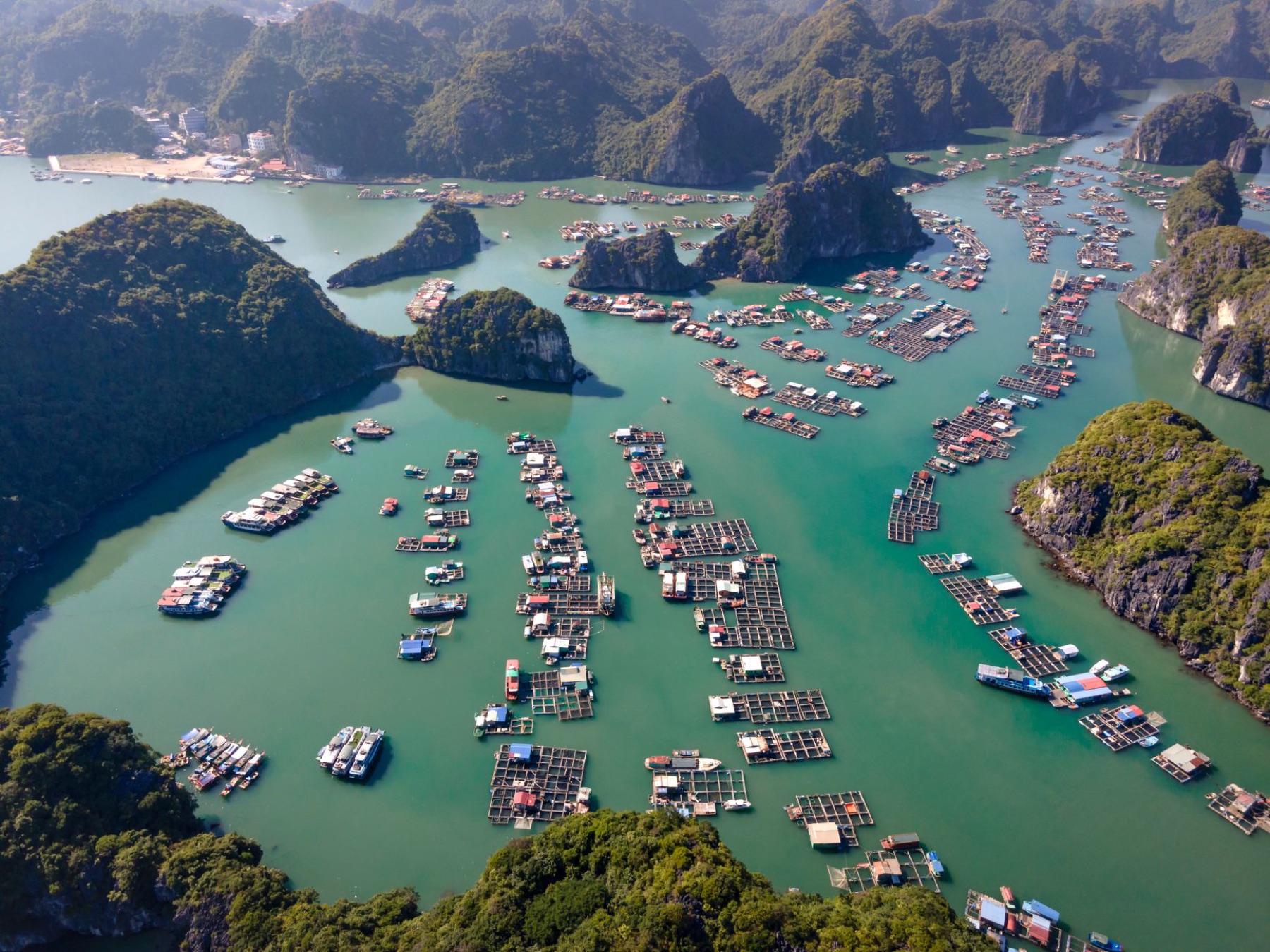 Cat Ba — Stunning aerial view of floating fishing villages in Lan Ha Bay, Vietnam.