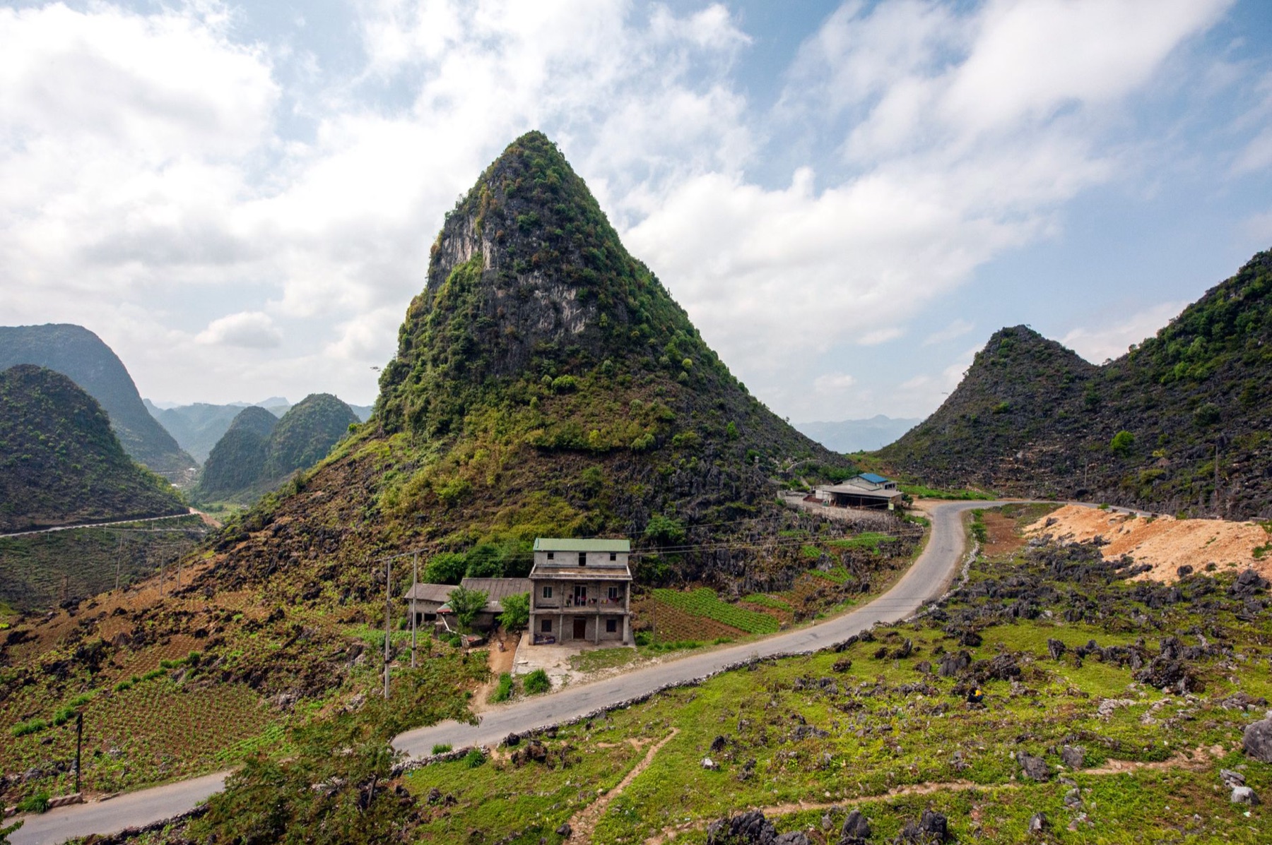 Ha Giang — Beautiful mountain landscape in Hà Giang, Vietnam with a winding road and scatte