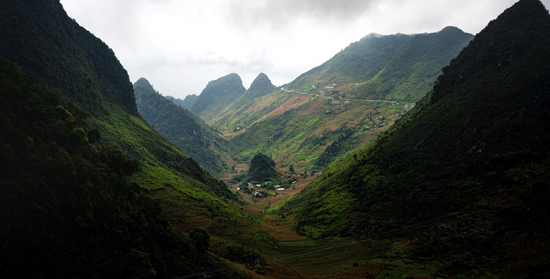 Ha Giang — Panoramic view of lush green mountains and valleys in Meo Vac, Hà Giang, Vietnam