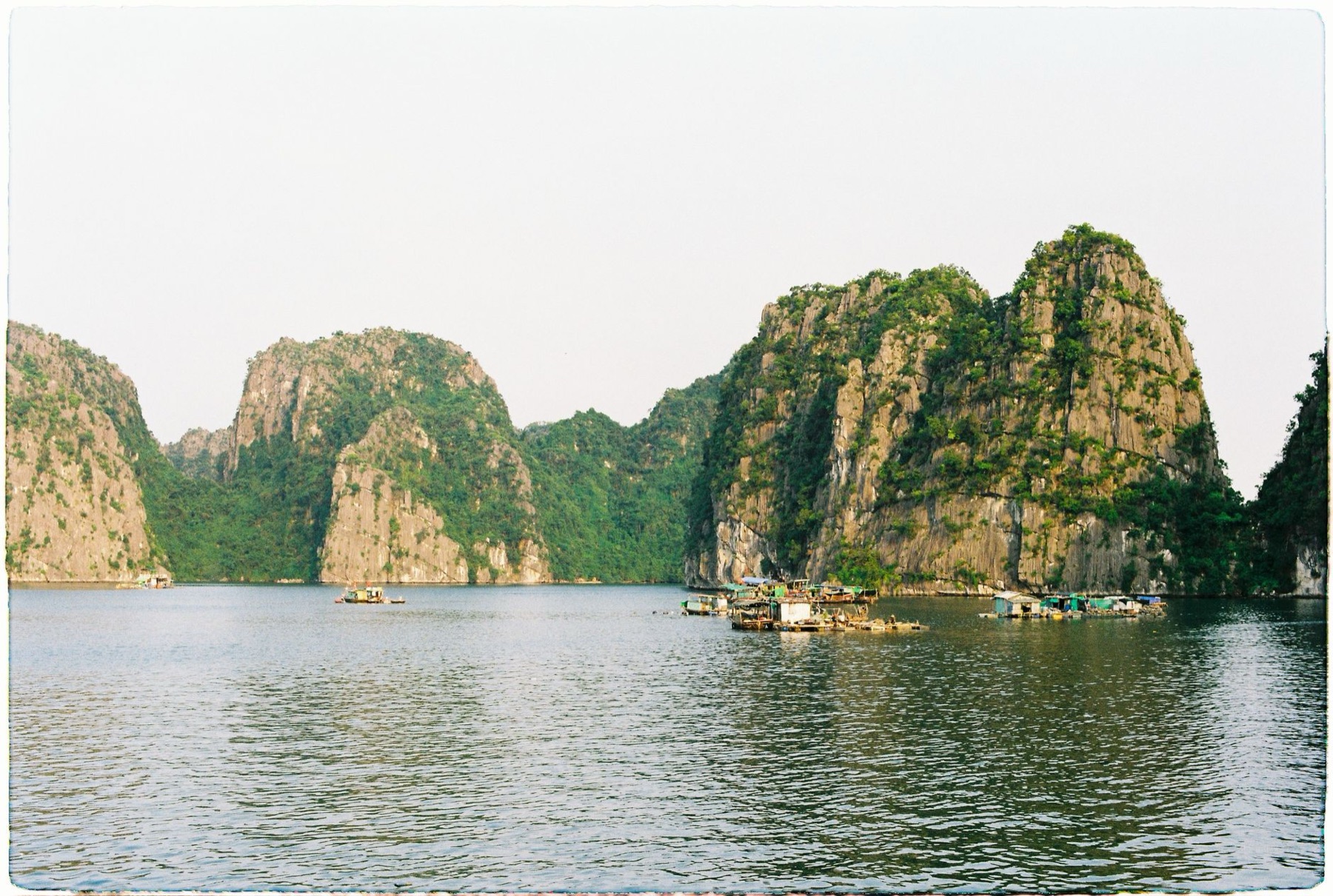 Ha Long Bay — Picturesque view of limestone islands and floating villages in Ha Long Bay, Viet