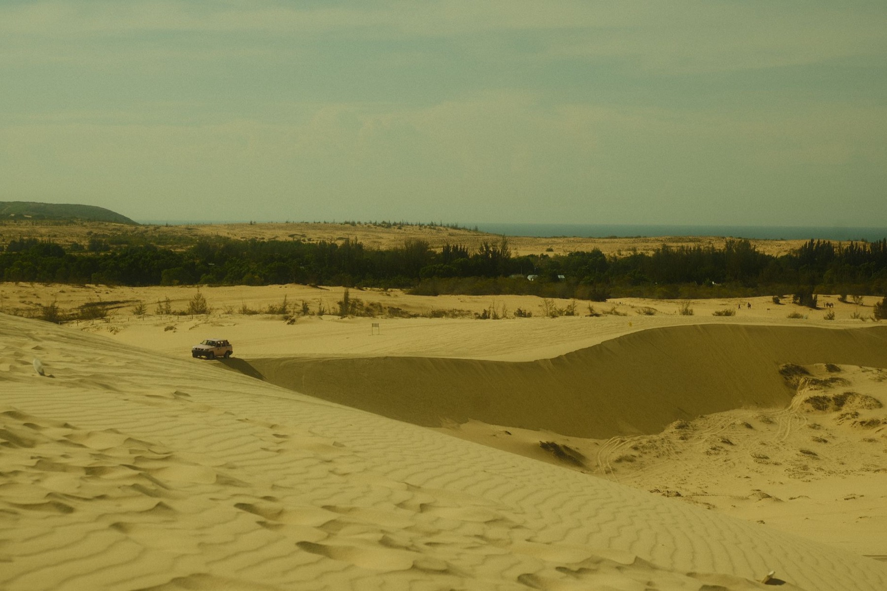 Mui Ne — A scenic view of the vast sand dunes in Mui Ne, Vietnam under a bright sky.
