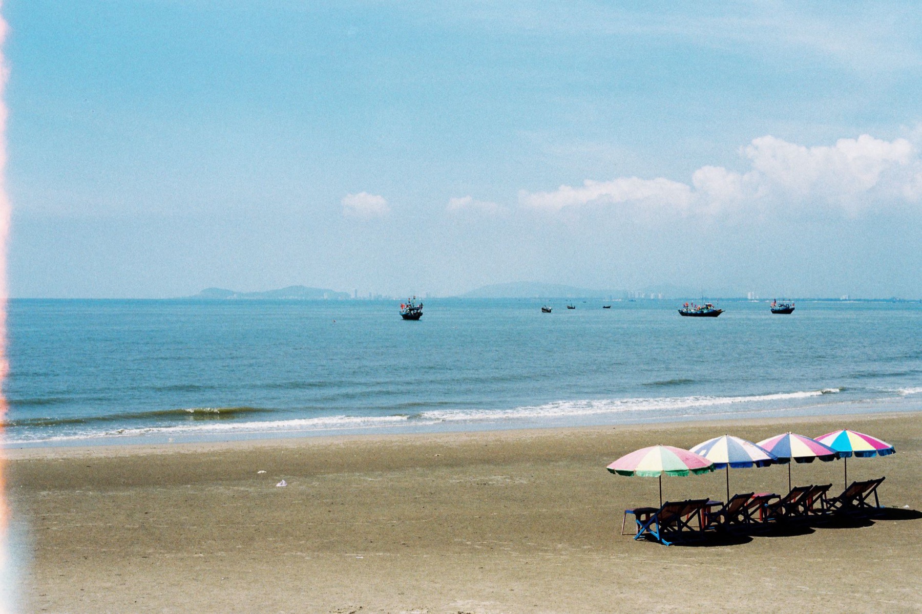 Vung Tau — Relaxing beachfront view with umbrellas and chairs on a sunny day in Ba Ria - Vu